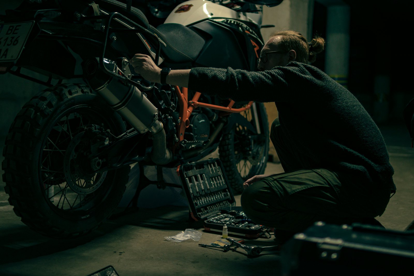 Mecânico realizando manutenção em uma moto na oficina